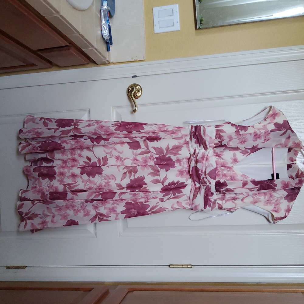 Offers Invited.💖 Beautiful Dress! Size 12! Shoulder to Hem 45 inches
